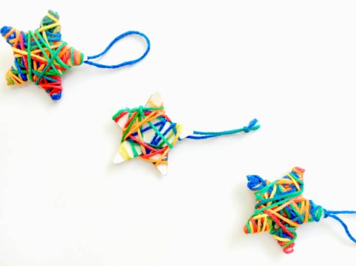 The Inspired Treehouse - Looking for easy Christmas crafts for kids? These yarn wrapped ornaments are perfect for this year's classroom holiday party!
