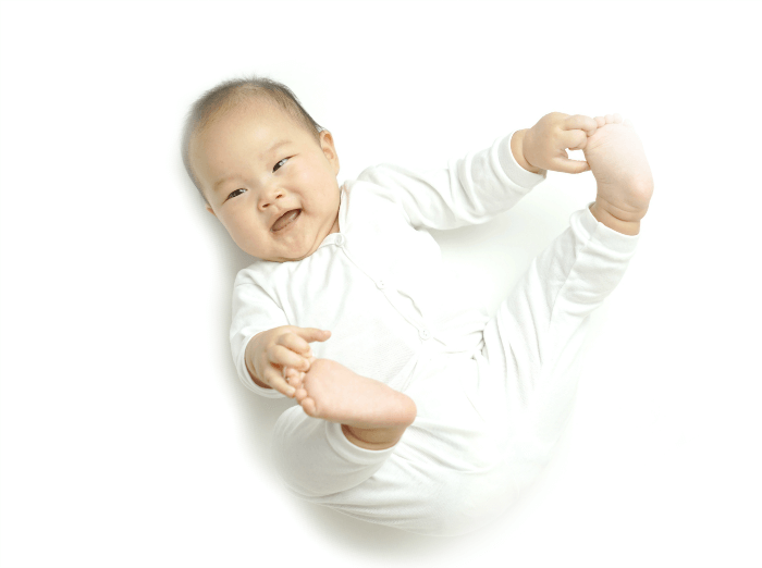 The Inspired Treehouse - At what age do babies roll over? Learn more about this important baby milestone here!