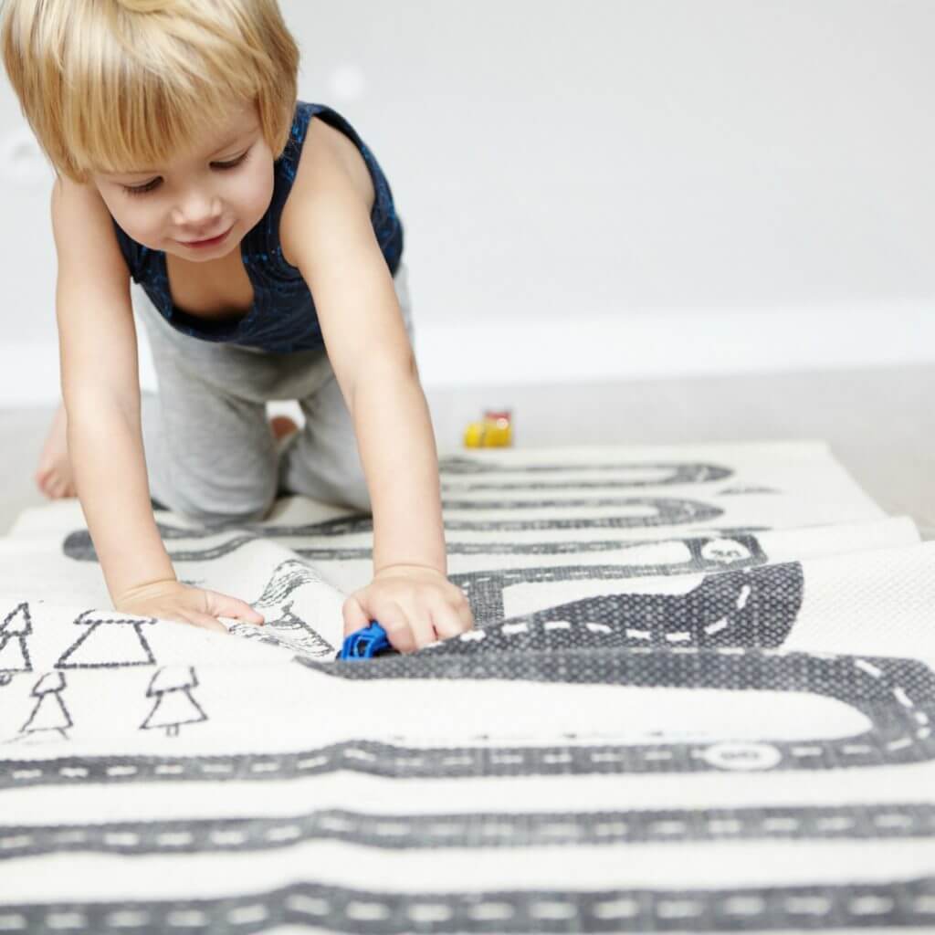 Child playing in quadruped position