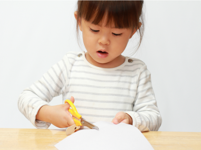 The Inspired Treehouse - These simple beginner scissor activities are great for helping young kids and kids with fine motor delays to learn how to snip paper and move scissors across paper.