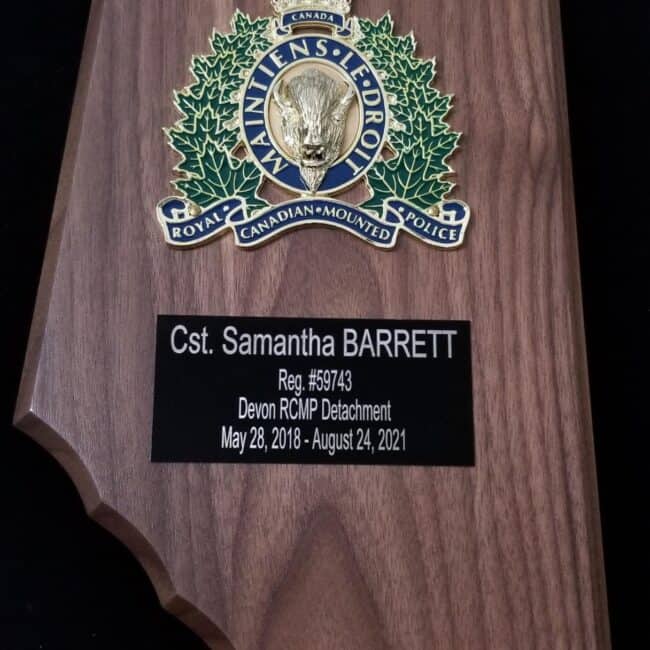 Police badge engraved on wooden plaque, custom nameplate with veteran data, professional law enforcement award display for Canadian police officers.