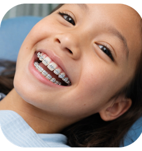 ehel diamond di klinik gigi dengan senyum lebar pemasangan kawat gigi anak profesional