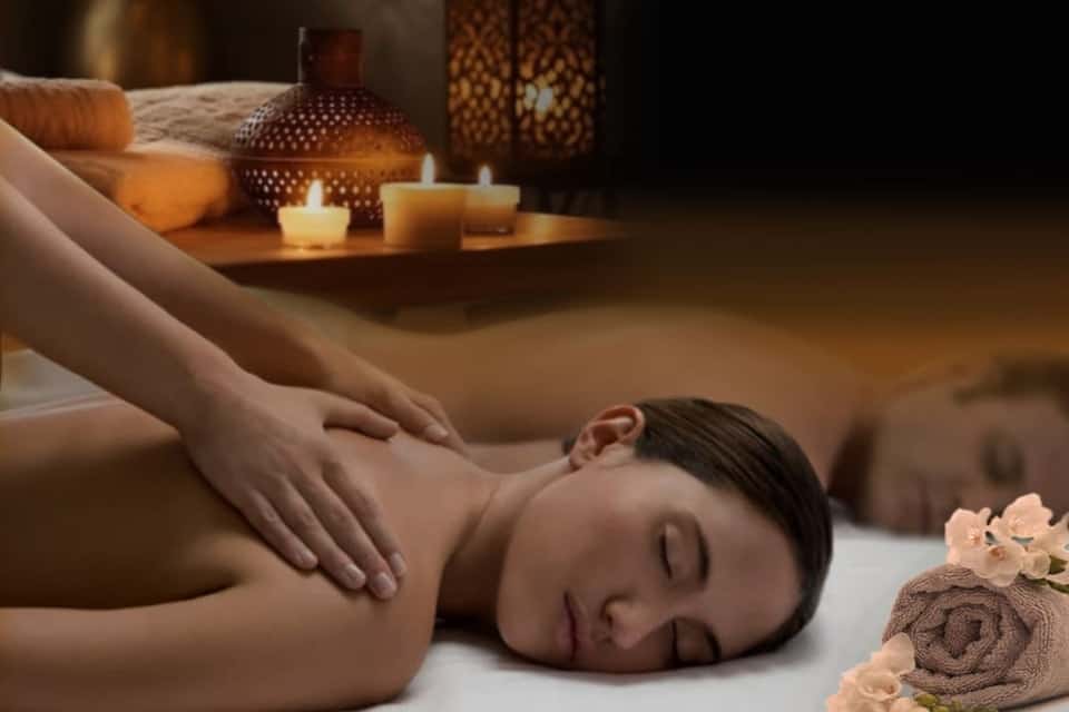 Mujer recibiendo masaje en ambiente relajante.