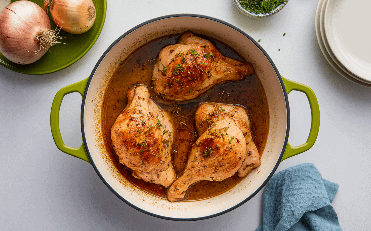 Préparation recette poulet yassa en cuisine
