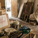 Vide maison roanne : débarras en cours, cartons et vaisselle