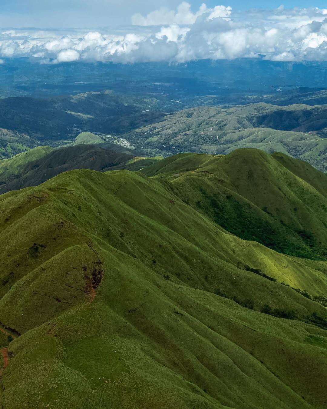 Sabana Oka y Laguna Los Corderos: aventura entre montañas y espejos de agua