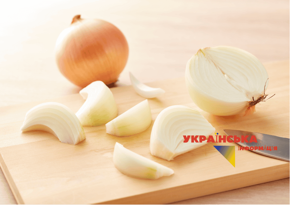 режем лук для начинки Лукового пирога