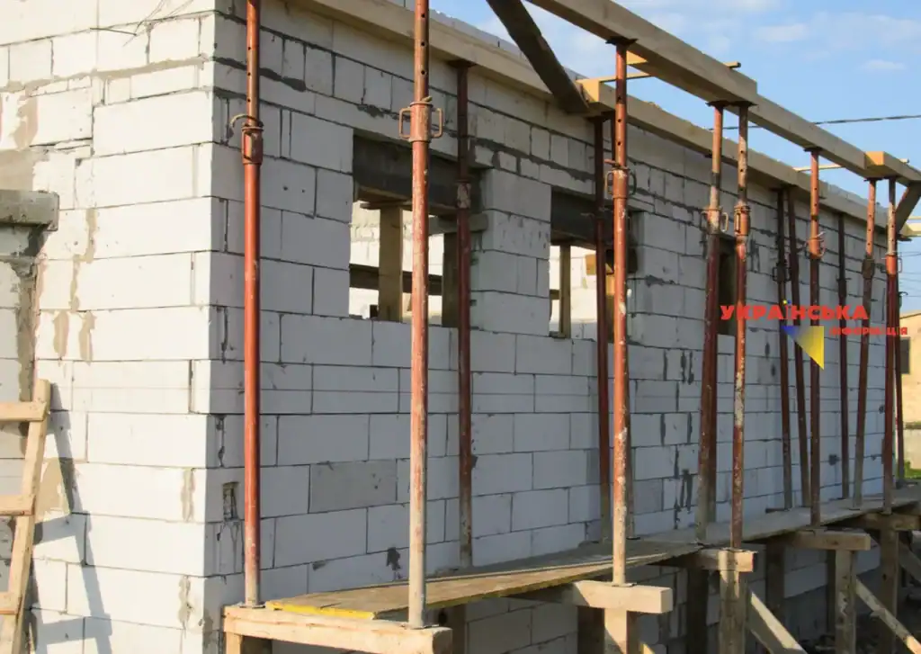 Illustrative photo of the level of the walls of a house made of gas blocks