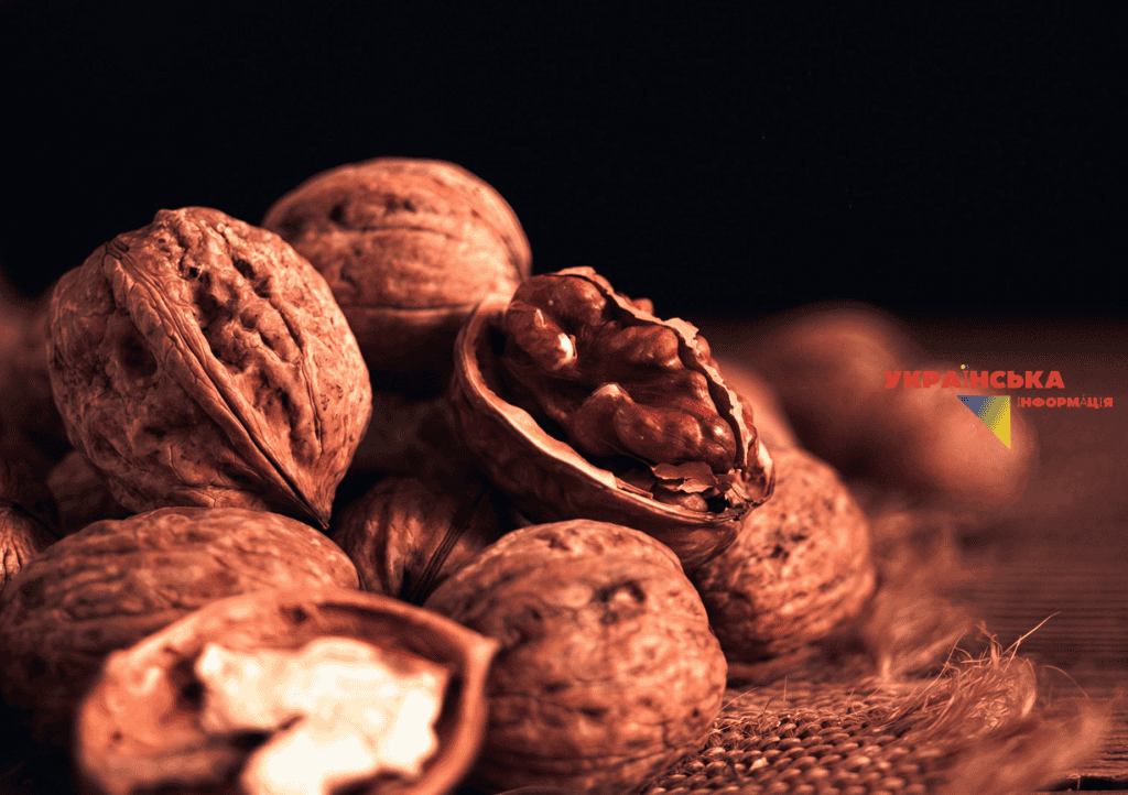 The photo shows a traditional walnut for Ukrainian lands, which is consecrated on the Third (Walnut) Spas.