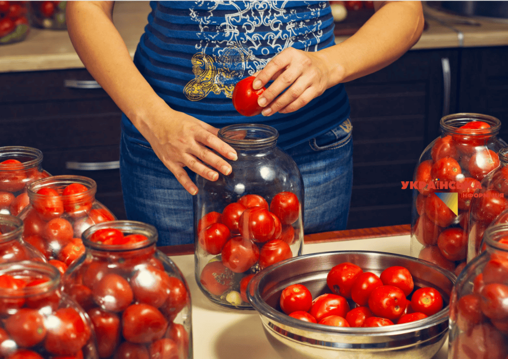 The photo shows an example of proper packaging of tomatoes before canning.