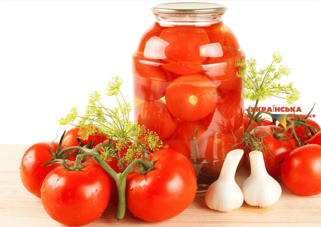 To get a tasty and aromatic tomato in a jar, you need to add herbs and garlic.
