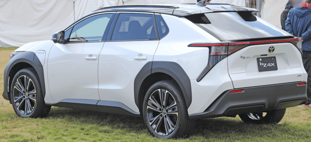 кроссовер Toyota bZ4X