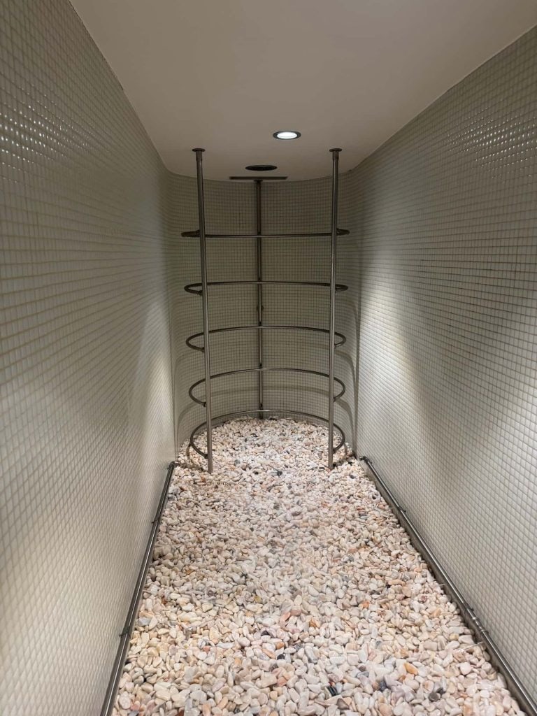 Circular shower with a floor made up of small stones at the Hotel Gran Nagari in Vigo along the Camino Portugués.