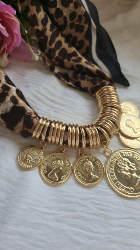 Collar monedas leo