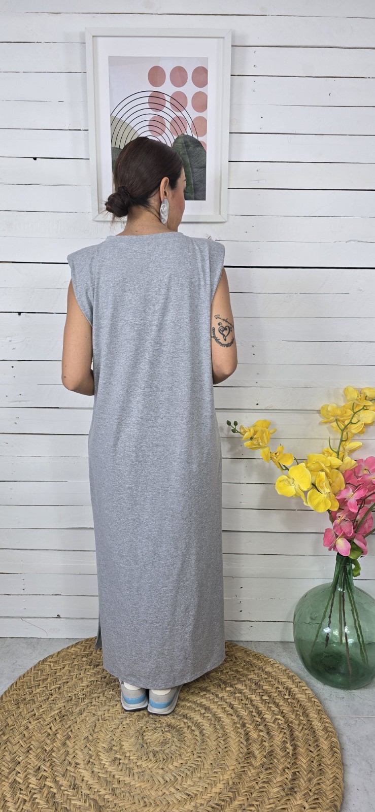 Vestido hombreras liso gris - Imagen 3
