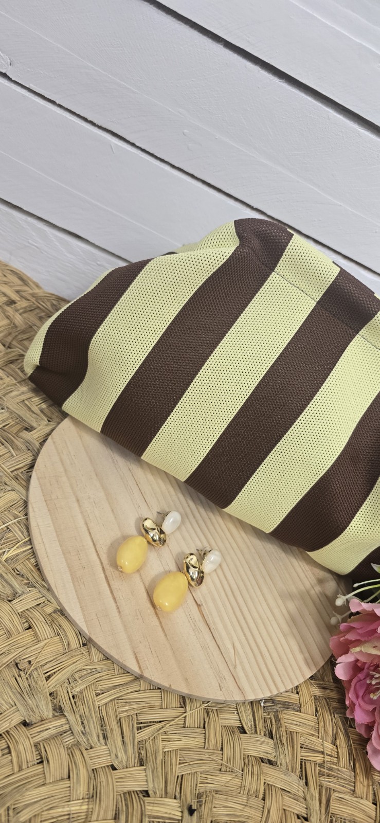 bolso cluch aurea rayas chocolate con amarillo - Imagen 3