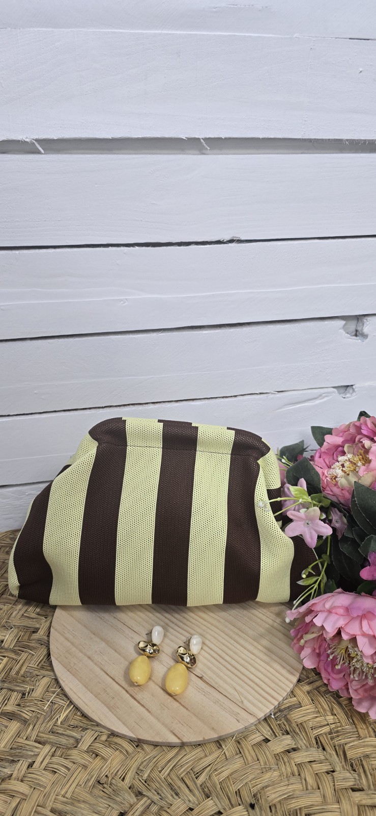 bolso cluch aurea rayas chocolate con amarillo