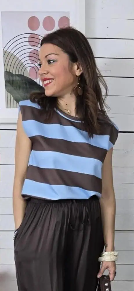 Camiseta hombreras raya celeste