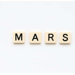 Mot « MARS » formé avec des lettres de type Scrabble beiges sur fond blanc minimaliste, représentant le mois de mai pour un article voyage « Où aller en Europe en Mars ».
