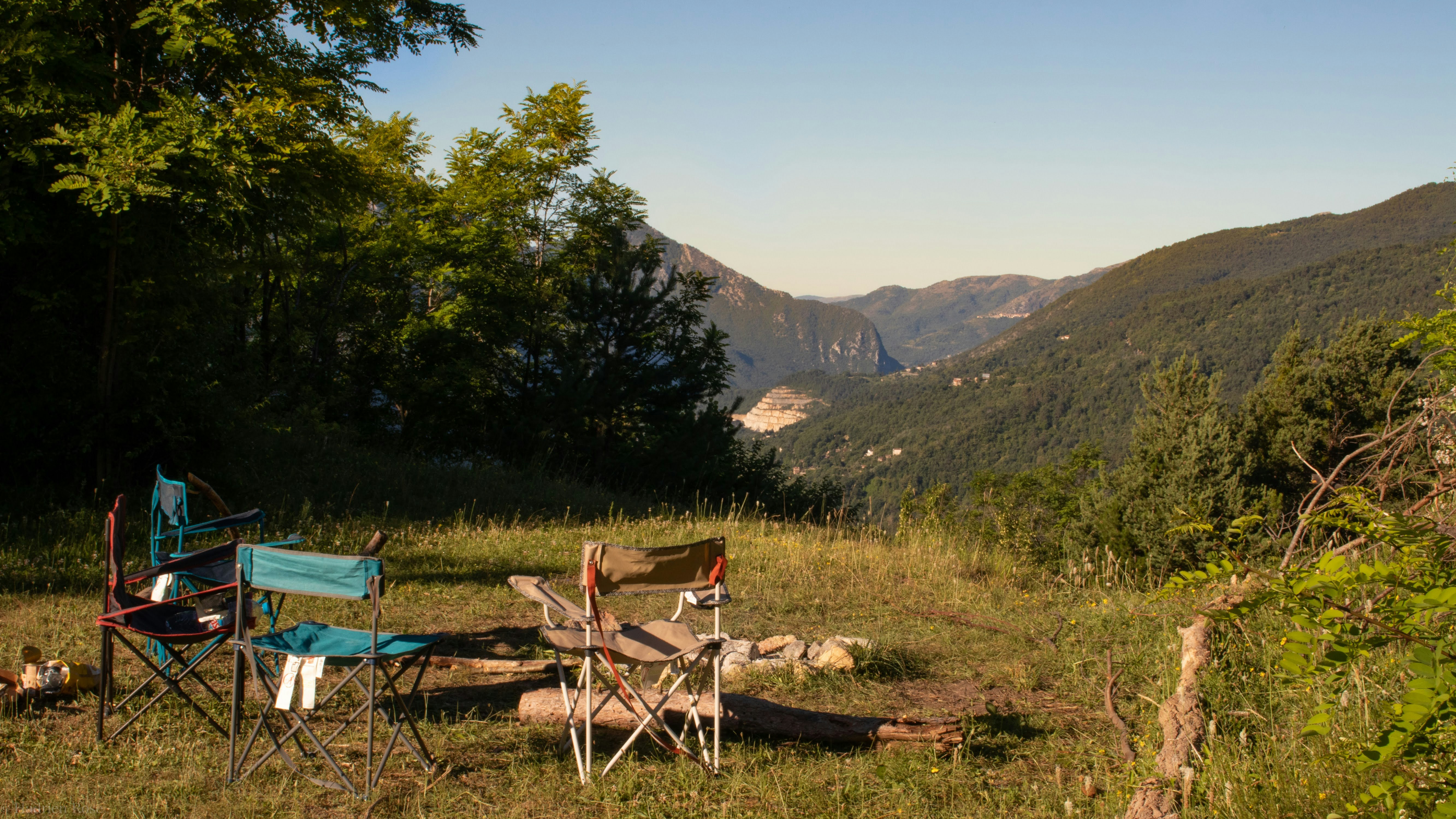 tentes et chaises de campement lors d'un camping en France