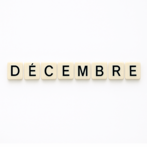 Mot « décembre » formé avec des lettres de type Scrabble beiges sur fond blanc minimaliste, représentant le mois de mai pour un article voyage « Où aller en Europe en décembre ».