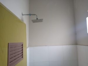 Kamar mandi minimalis dengan shower di rumah dijual di Sanggulan, Tabanan, cocok untuk hunian nyaman.