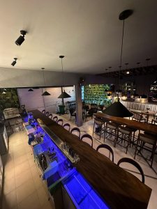 Bar & restoran modern di Canggu dengan suasana nyaman dan menu lengkap, cocok untuk bisnis bar & res.
