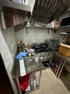 Dapur restoran lengkap dengan peralatan masak di Canggu, Bali.