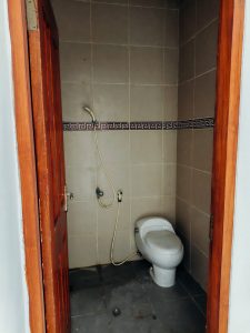 Kamar mandi bersih dan sederhana di dalam rumah 2 kamar tidur, cocok untuk keluarga kecil di Tabanan.