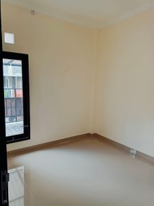 Ruang tamu kosong dalam rumah 2 kamar tidur satu lantai di Tabanan.