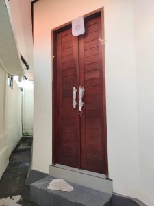 Kunci pintu kayu villa 2 kamar tidur dengan desain tradisional dan akses mudah ke tempat wisata popu.