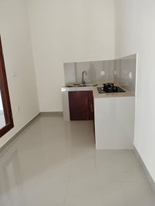 Dapur minimalis di villa 2 kamar tidur dengan fasilitas lengkap dekat tempat wisata.