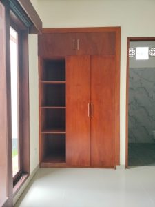 Lemari kayu besar di kamar villa 2 kamar tidur dekat tempat wisata.