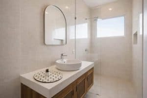 Kamar mandi minimalis dan elegan di villa tropis Nusa Dua, cocok untuk liburan nyaman dan mewah.