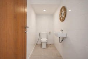 Kamar mandi bersih dan minimalis di villa tropis modern Nusa Dua, cocok untuk liburan nyaman dan ele.