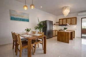 Villa Tropis Modern di Nusa Dua, ruang makan luas dan nyaman dengan dekorasi alami dan pencahayaan h.