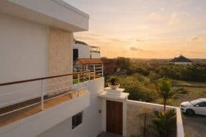 Villa tropis modern di Nusa Dua dengan rooftop dan pemandangan sunset yang menakjubkan, cocok untuk.