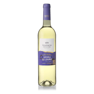 Vinho branco Serra do Louro da Vinância da Costa Lima, região da Península de Setúbal, Portugal, em garrafa elegante com rótulo azul e detalhes dourados, ideal para apreciadores de vinhos regionais e de alta qualidade.