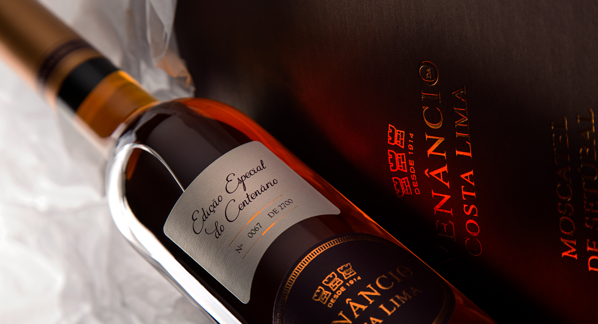 Cavalo de vinho tinto em garrafa vintage, mostrando detalhes de rótulo de edição especial e numerada, representando a tradição e qualidade da vinícola Venâncio da Costa Lima.
