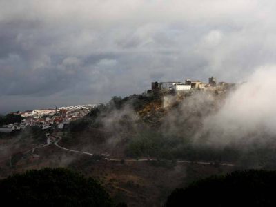 Castelo de Vila Nova de Gaia envolto em névoa, vista panorâmica, terroir do vinho do Porto, paisagem histórica, vinícolas, turismo enológico, vinhedos, região vinícola do Vale do Douro, vinificação tradicional.