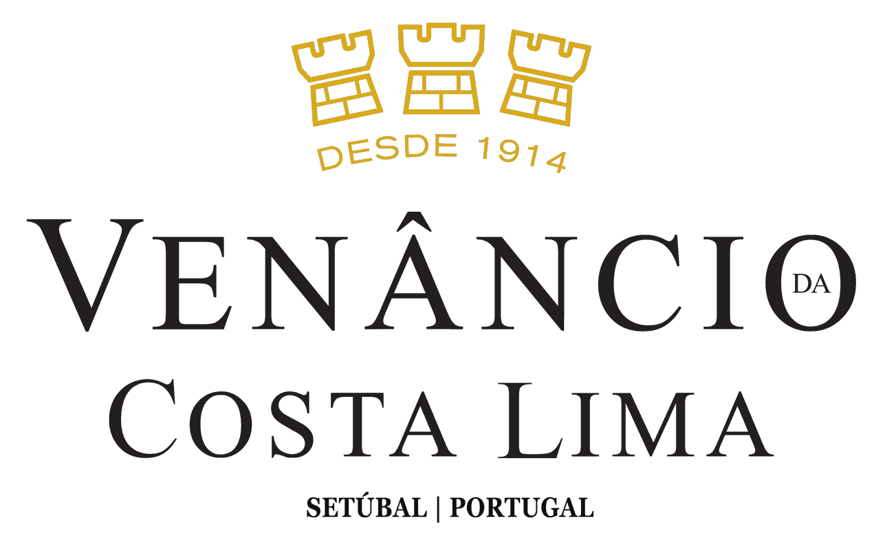 Castelo dourado com taças de vinho, logo do Vinícola Venâncio da Costa Lima símbolo de tradição e qualidade desde 1914, destaque para produção de vinhos na região de Setúbal, Portugal.