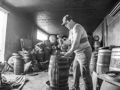 Manipulador de Barris na Produção de Vinho, Processo Artesanal na Adega Tradicional de Venâncio da Costa Lima.