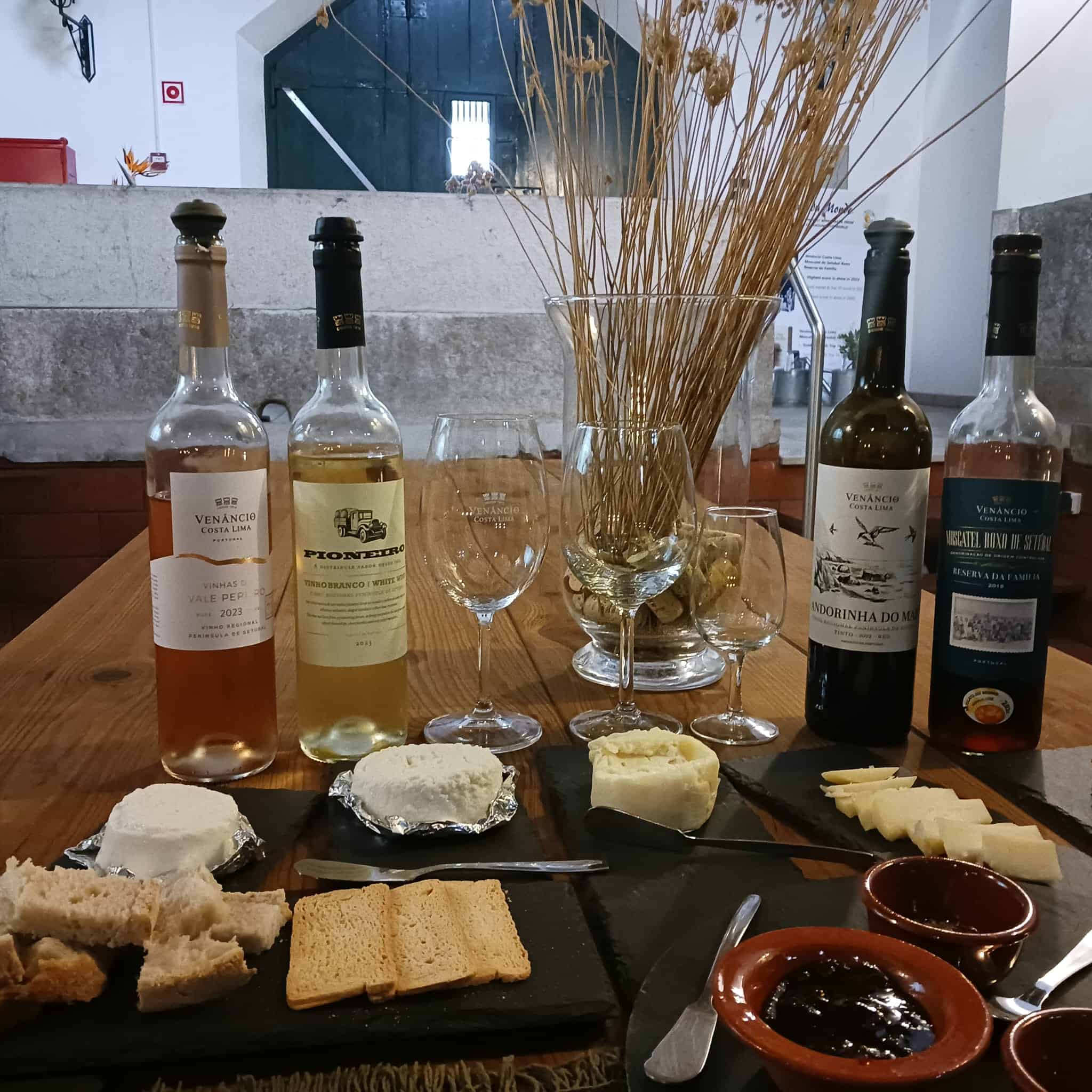 Vinhas do vale pépa e vinicol, vinhos brancos e tintos, queijos variados e compotas, apresentação gastronómica típica, ambiente rústico e acolhedor, levando o melhor do Douro ao cliente.