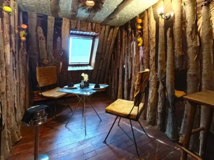 Уютный интерьер с деревянными стенами в арт-отеле VE Art Resort в Подмосковье, создающий атмосферу уединения и природной гармонии.