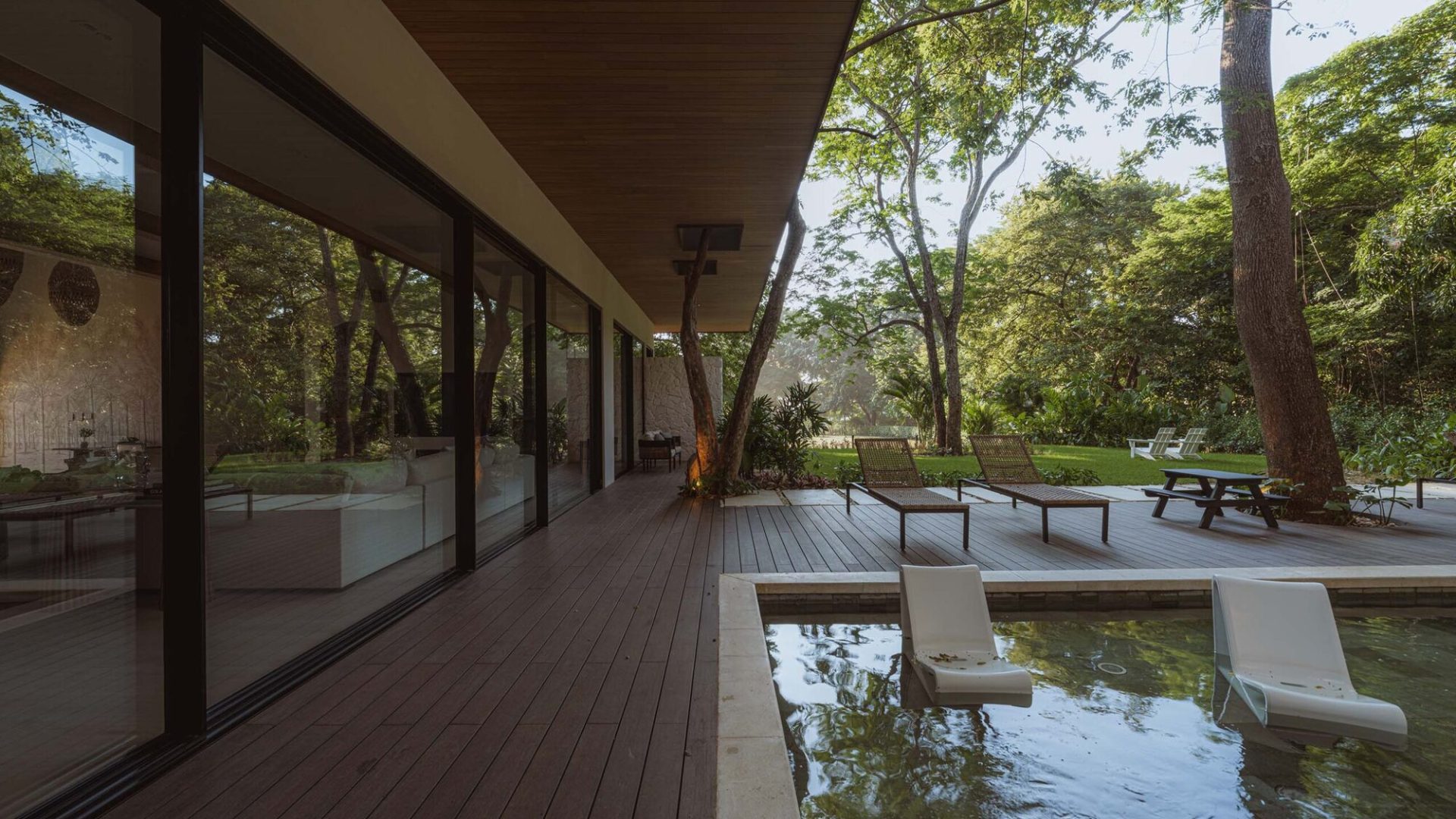 Modern house with outdoor pool and lush green garden at Vida Pinilla.