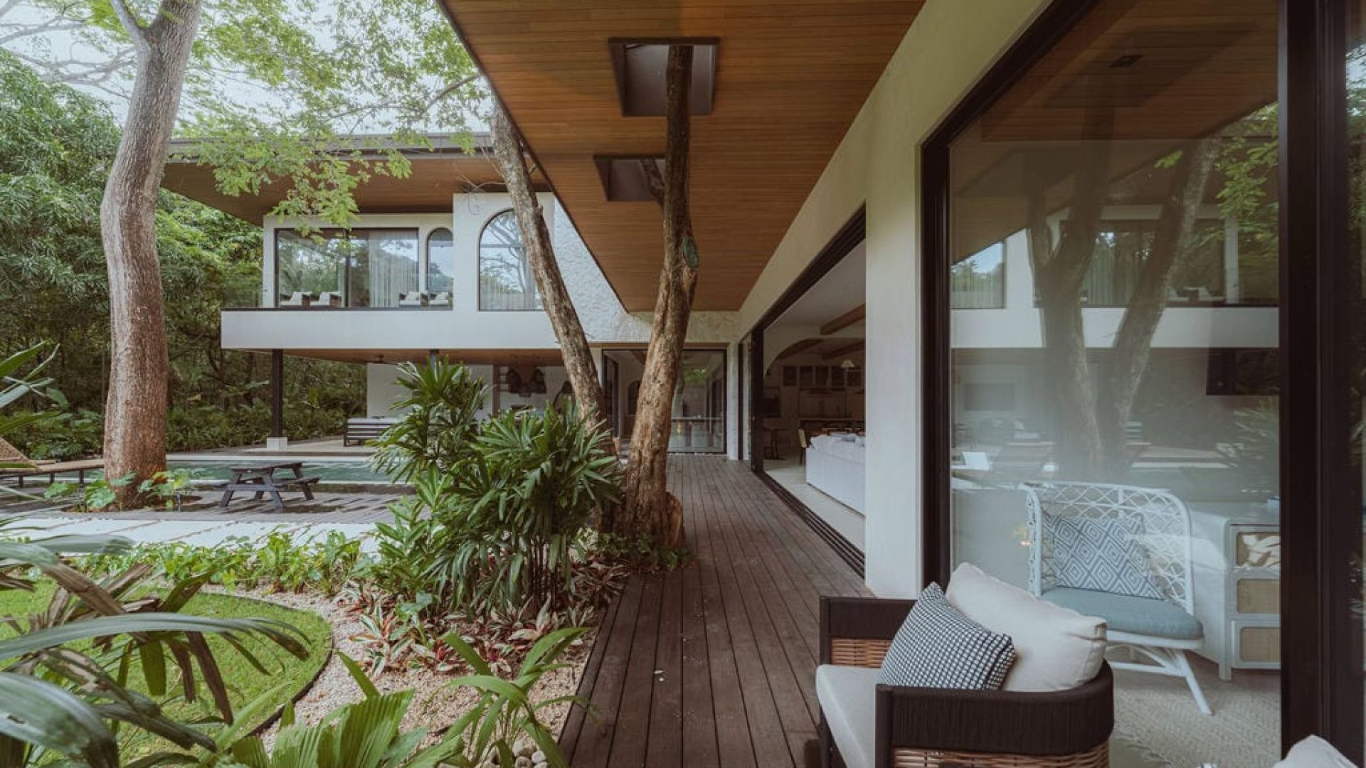 Modern minimalist house with outdoor patio and lush greenery at Vida Pinilla.