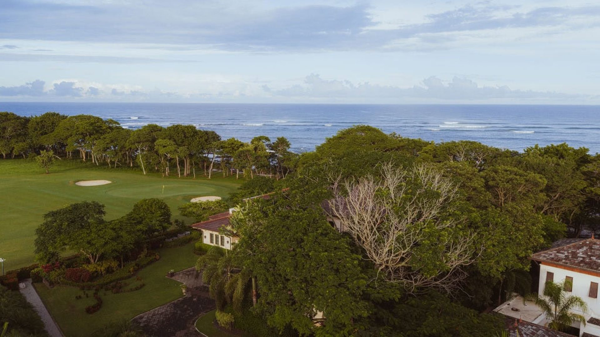 Vibrant golf course coastal landscape with ocean view and lush greenery at Vida Pinilla.