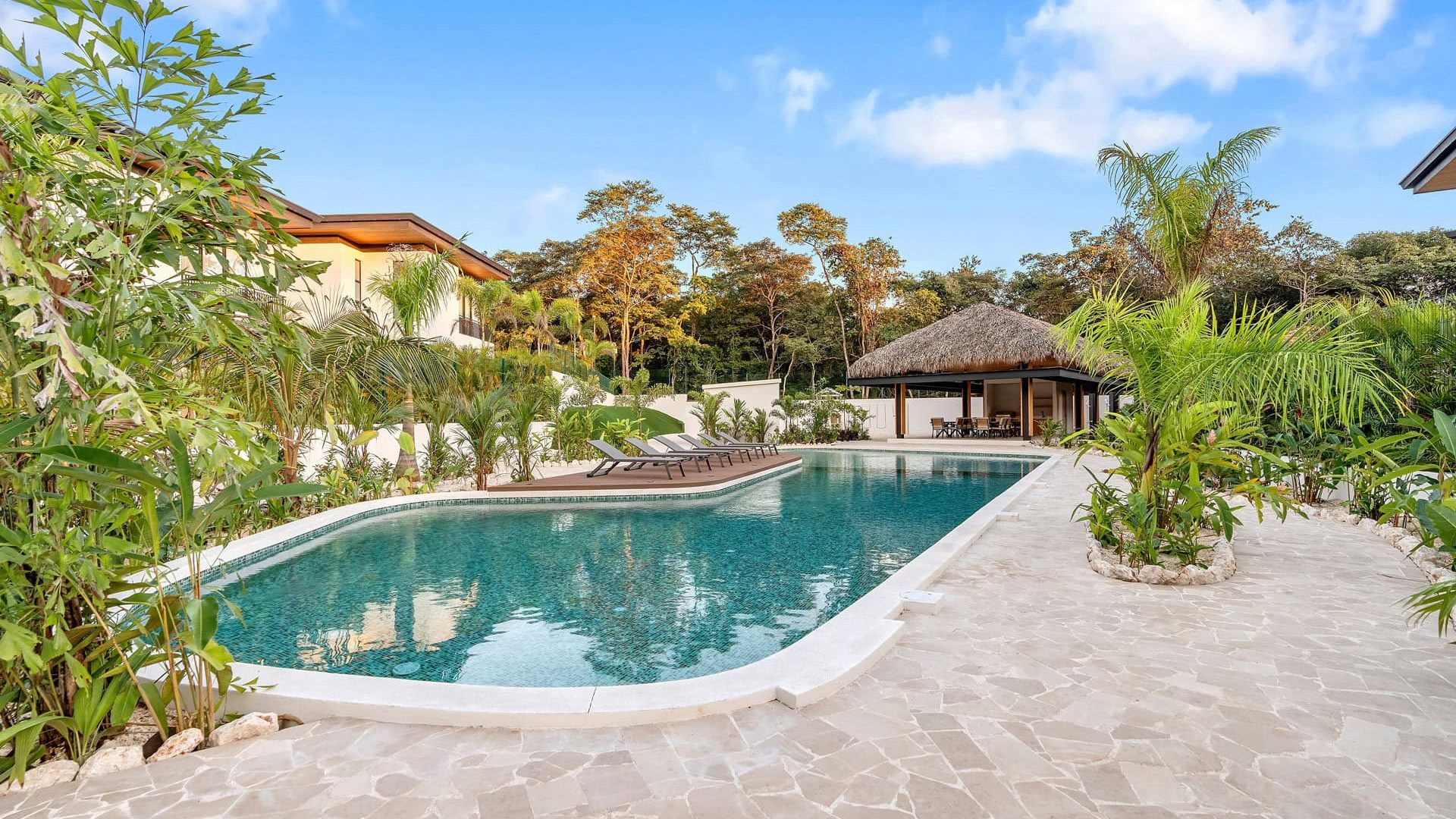 Luxurious private pool surrounded by tropical plants at Vida Pinilla resort.