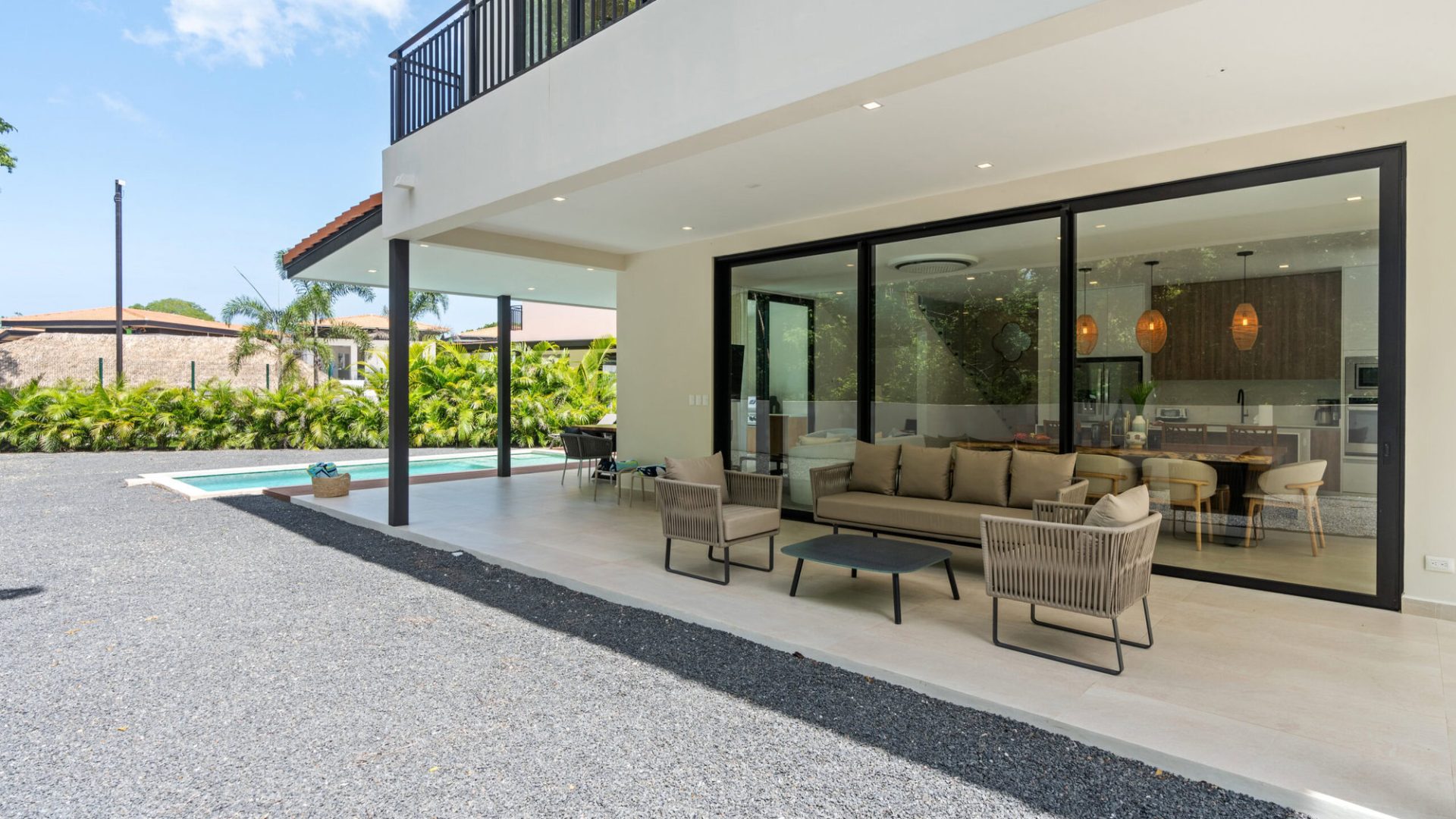 Modern house with outdoor patio and swimming pool showcasing Vida Pinilla style and design.