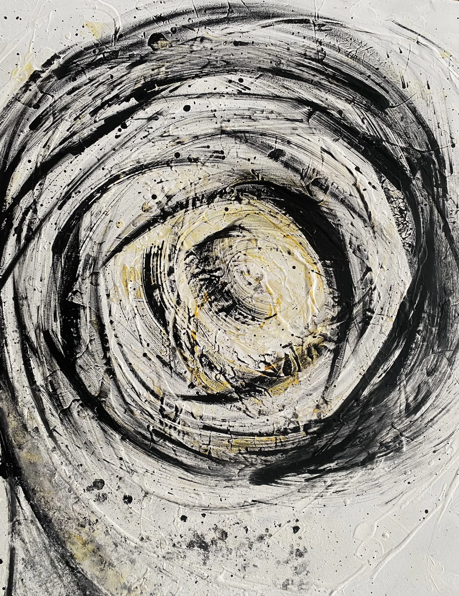 apstraktni motiv crnožutog vrtloga na bijeloj pozadini, akril na platnu